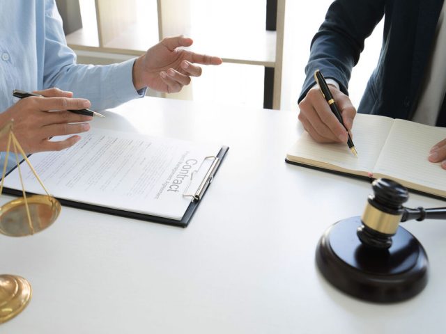 الإعتبارات القانونية التي تحكم صياغة العقود والإتفاقيات الدولية