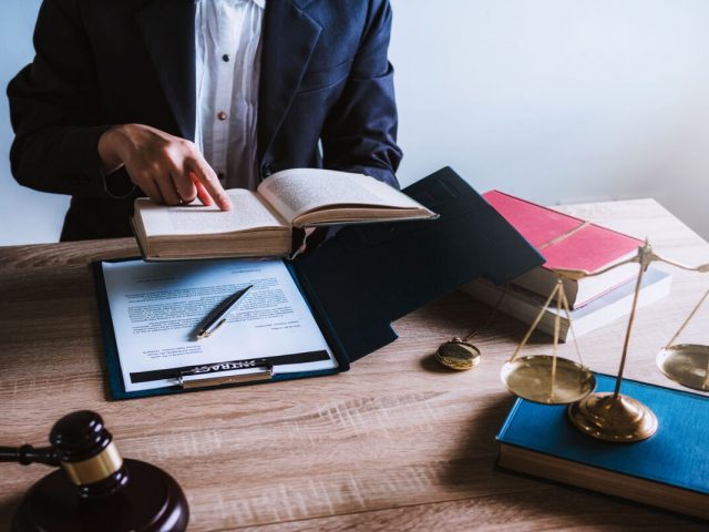 مهارات صياغة النظم واللوائح القانونية والقرارات الإدارية