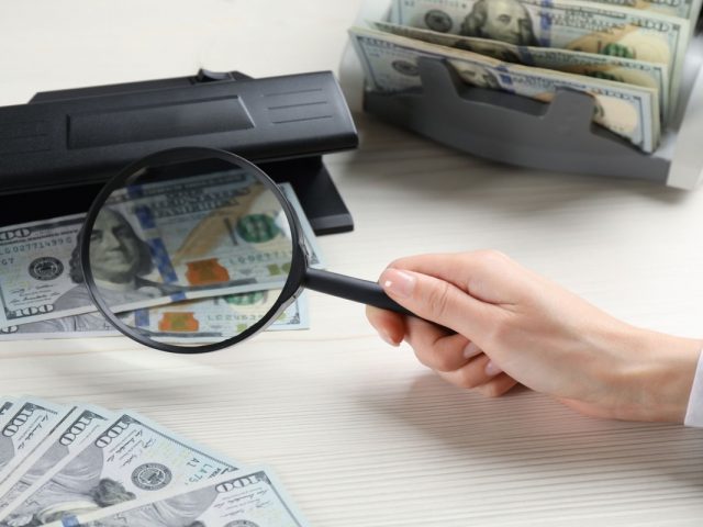 إدارة خدمات الخزينة وكشف التزييف والتزوير في المستندات والعملات