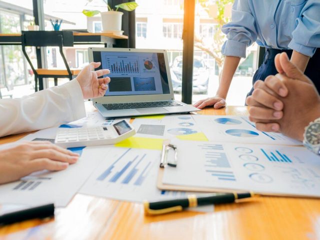 إعداد ومراقبة تنفيذ الموازنات وتحليل الإنحرافات