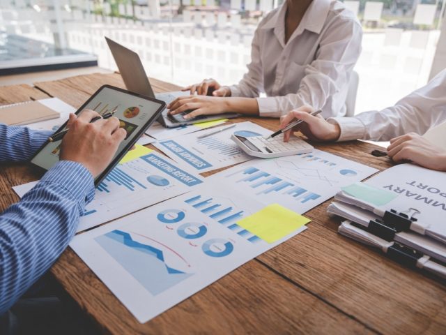 إمساك وفحص حسابات التكاليف وإستخدام بياناتها في الرقابة والتدقيق