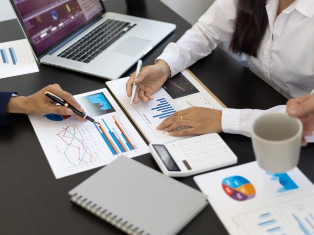 التخطيط المالي وإدارة المخاطر المالية والرقابة وتقييم الأداء