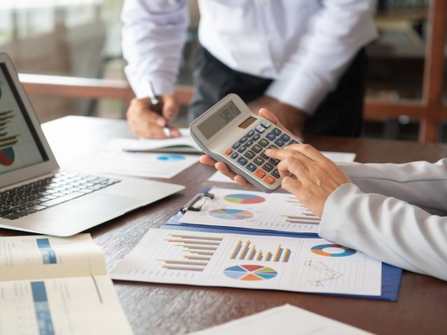 إجراء المعالجات المحاسبية والتسويات الجردية وإعداد القوائم المالية